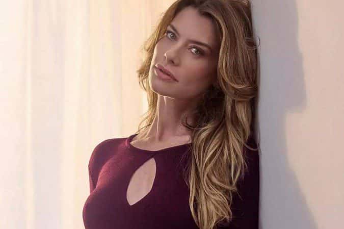 Alinne Moraes revela o motivo de ainda trabalhar com novelas