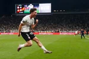 Corinthians lida com expulsão, mas vence Rosario e se classifica