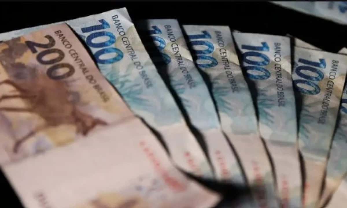 Quando cai o quinto dia útil de agosto e o que acontece se salário atrasar