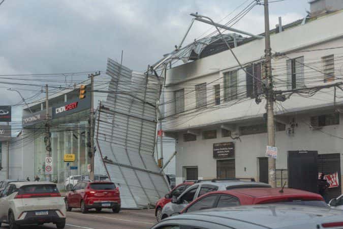 Ciclone-bomba deixa 2,3 mil desalojados e 45 mil sem luz no RS