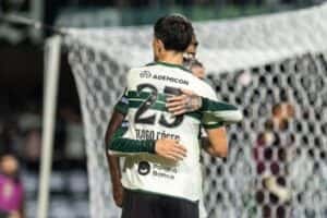 Coritiba vence a Chapecoense em jogo com lesões e lance inusitado