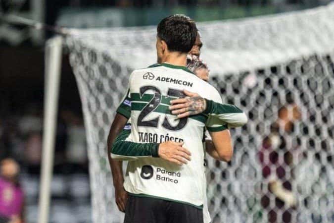 Coritiba vence a Chapecoense em jogo com lesões e lance inusitado