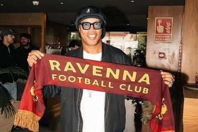 Ronaldinho Gaúcho desembarca na Itália para voltar ao futebol profissional