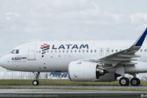 Voo atrasa após passageiro retirar bagagem e se negar a sair de avião