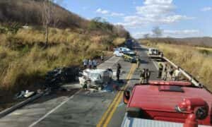 Acidente grave em rodovia de MG deixa 5 mortos; um carro estaria em fuga