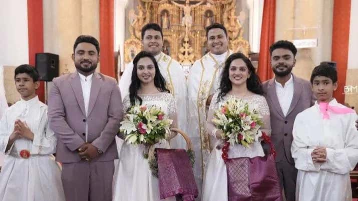 Os gêmeos que se casaram com irmãs gêmeas em celebração feita por padres gêmeos e com coroinhas gêmeos