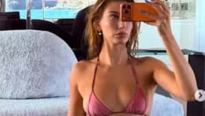 Mulher de Justin Bieber causa de microbiquíni rosa nas férias. Fotos!