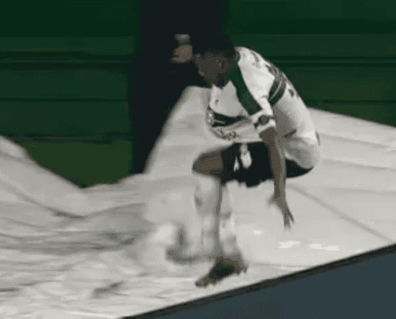 Jogador cai em túnel ao pular placa para comemorar gol do Coritiba; assista