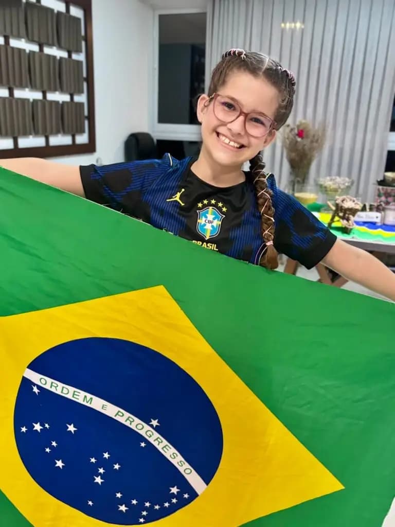 Quem é a torcedora mirim que "aconselha" Ancelotti nas redes sociais