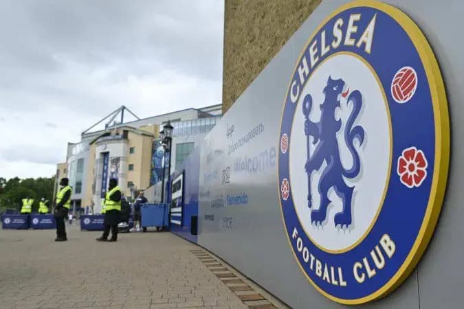 Chelsea divulga novo uniforme com Carlinhos Maia como modelo