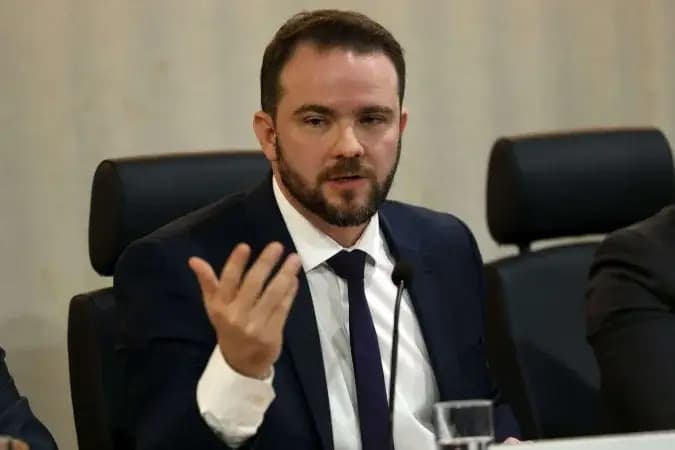 Durigan adia decisão sobre fim do subsídio à gasolina após alta do petróleo