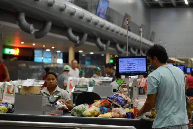 Abras defende flexibilização gradual da escala 6x1 e desoneração ampla da folha