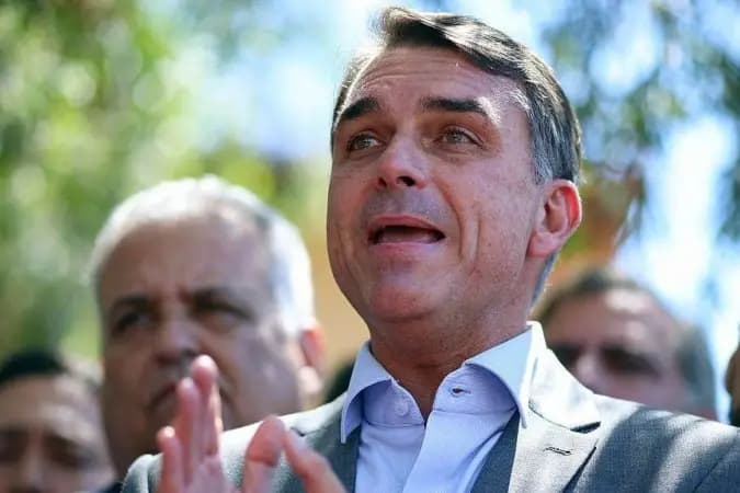 Campanha registra canal de WhatsApp "Tropa do Flávio" no TSE