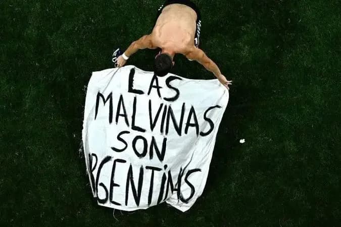 Argentina pode ser punida pela Fifa por faixa sobre Malvinas após vitória sobre a Inglaterra