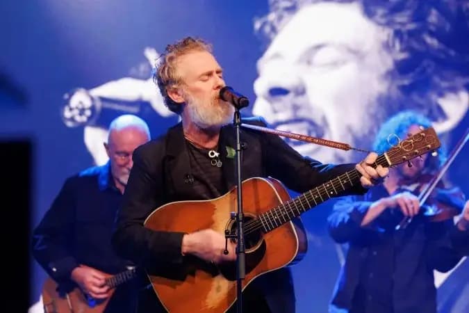 Cantor famoso morre aos 56 anos; causa da morte vem à tona