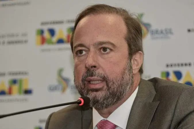 Nova mistura de etanol pode reduzir gasolina em R$ 0,03, diz Silveira
