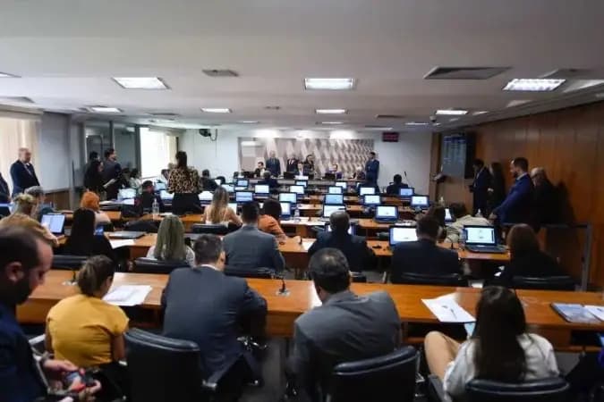 CCJ aprova relatório da PEC pelo fim da escala 6x1