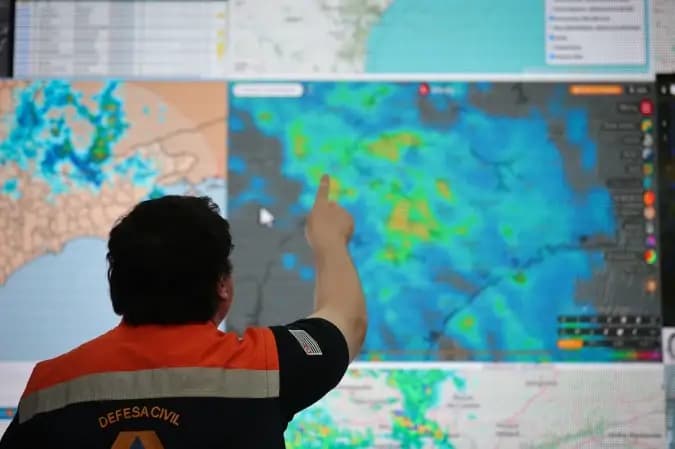 Vento em SP supera 120 km/h e deixa 2 mortos no litoral e no interior