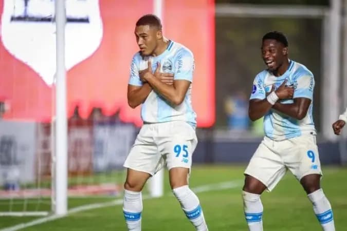 Vasco negocia contratação de Carlos Vinícius, atacante do Grêmio