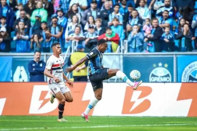 Grêmio vira sobre o São Paulo e sai do Z4 do Campeonato Brasileiro