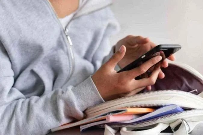 Proibição de celulares completa um ano e melhora atenção nas escolas