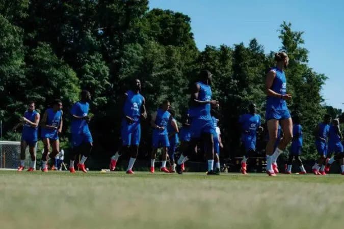 França treina completa antes da estreia na Copa nesta terça