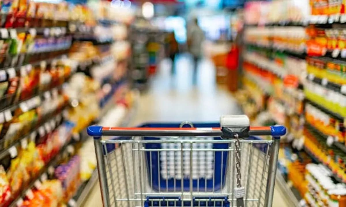 Supermercados flexibilizam escala e reduzem carga para atrair mão de obra