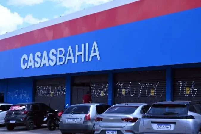 Reviravolta na Casas Bahia: TRT10 manda suspender demissões em massa