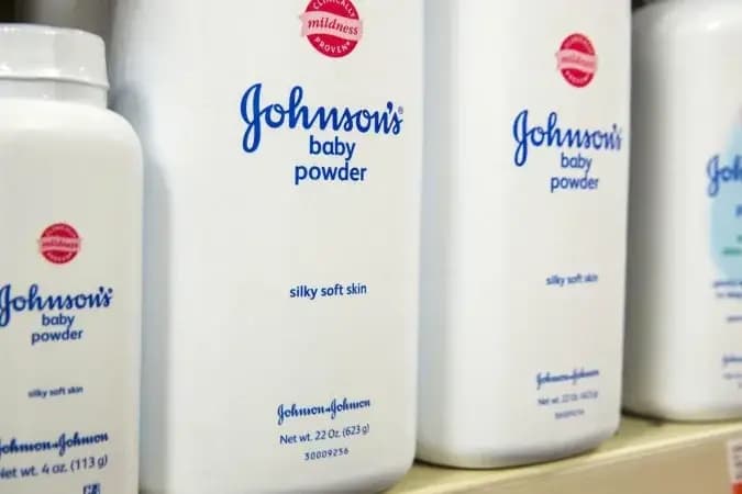 Johnson & Johnson oferece R$ 28 bilhões para encerrar processos que ligam uso de talco a câncer