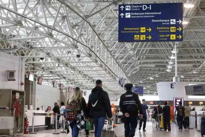 Crianças passam a ter assento garantido ao lado de responsável em voos