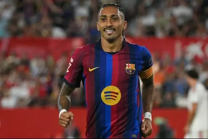 Raphinha "atropela" Messi e fica a um gol de recorde de Cristiano Ronaldo