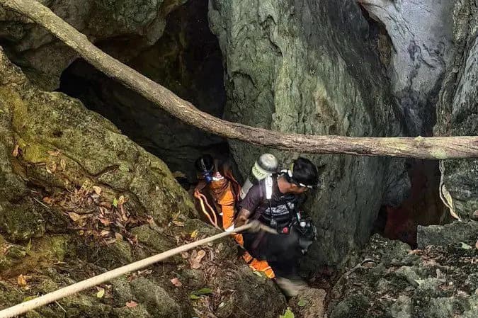Socorristas resgatam cinco homens presos em caverna inundada no Laos