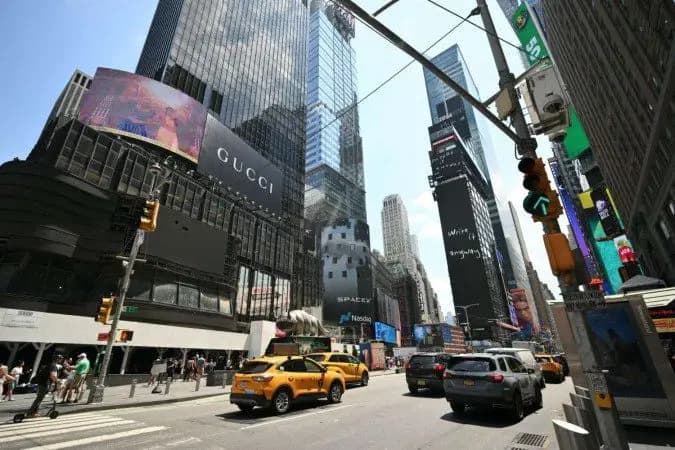 Tiros causam correria na Times Square, Nova York; suspeito é detido