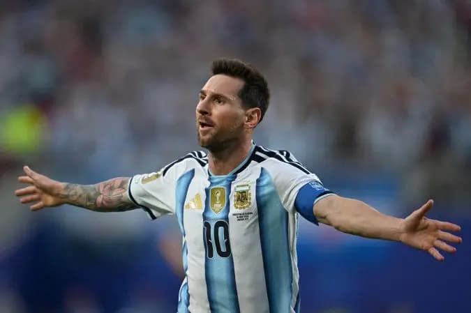 Messi faz três gols em estreia e iguala Klose na artilharia das Copas