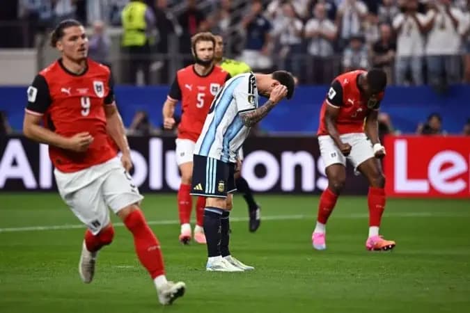 Messi perde pênalti e desperdiça chance de bater Klose