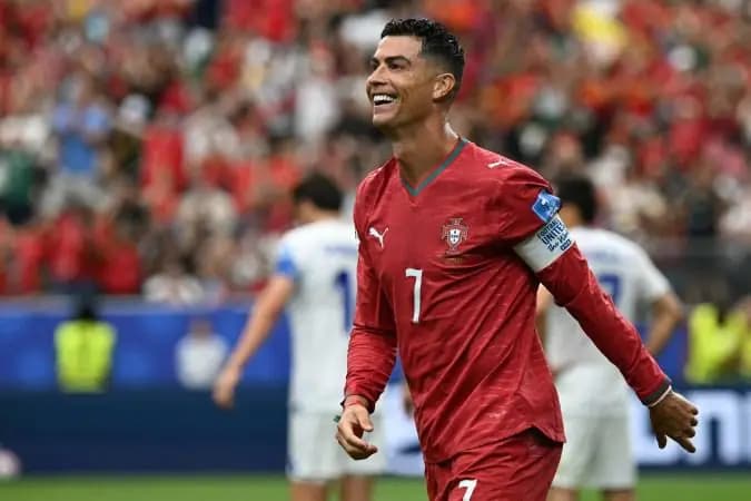 Com dois de Cristiano, Portugal vence Uzbequistão por 5 x 0 e vira líder