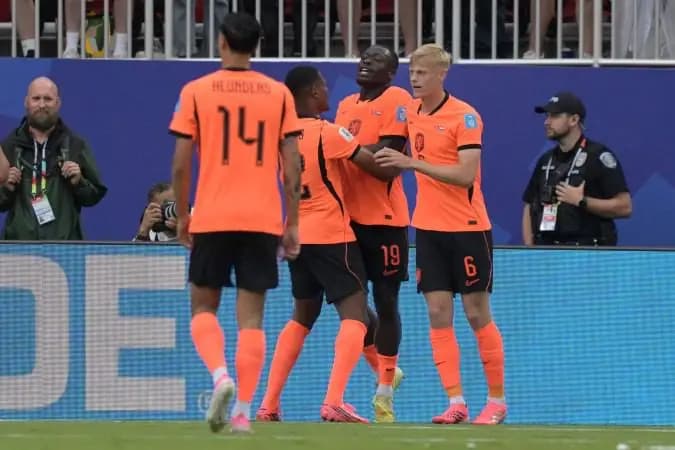 Holanda vence Tunísia por 3 x 1 e avança ao mata-mata em primeiro