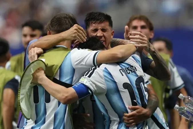 Argentina vira sobre Egito em jogo eletrizante e vai às quartas da Copa
