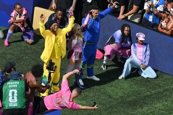 Ronaldo e Ronaldinho "dirigem" Madonna em show do intervalo da Copa