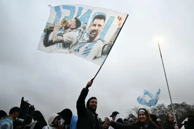 Messi chega à Argentina para descansar em Rosário com sua família após Copa
