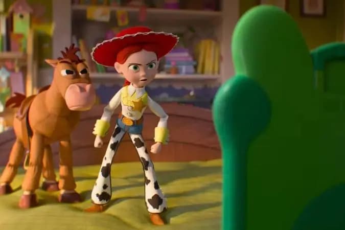 Brinquedos lutam pela infância saudável, no SOS visto em 'Toy Story 5'