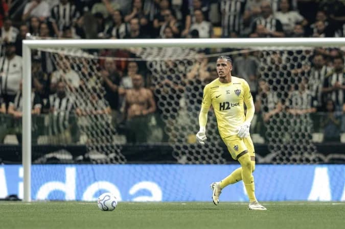 Delfim defende três pênaltis do Santos, e Galo está na semifinal da Sula