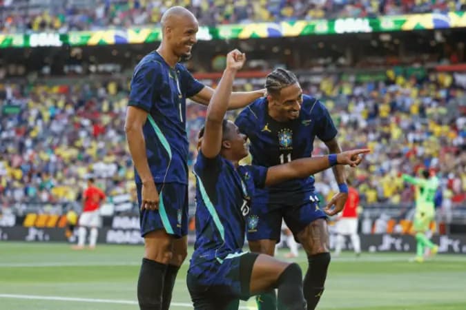 "Manto sagrado": Conheça história e retrospecto da camisa azul do Brasil
