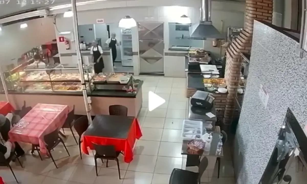 Vídeo: bombeiro de folga salva criança engasgada em restaurante em MG