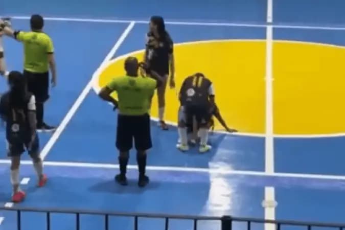 Jogadora de futsal é suspensa por 5 anos após chutar cabeça de adversária