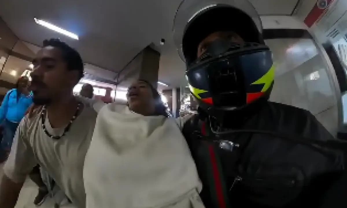 Vídeo: motoboys 'abrem' trânsito de BH para mulher com suspeita de infarto