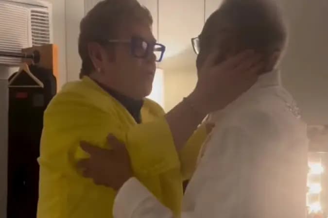 Elton John exalta Gilberto Gil em encontro no camarim