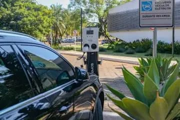 Carros elétricos e híbridos ampliam presença nas ruas brasileiras