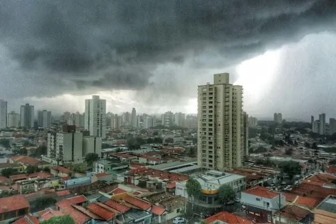 Previsão do tempo: El Niño provoca clima de extremos no Brasil em agosto, com calor atípico e ciclone a caminho