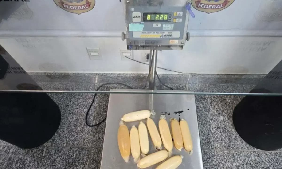 Cocaína líquida escondida em sutiã leva mulher à prisão em aeroporto